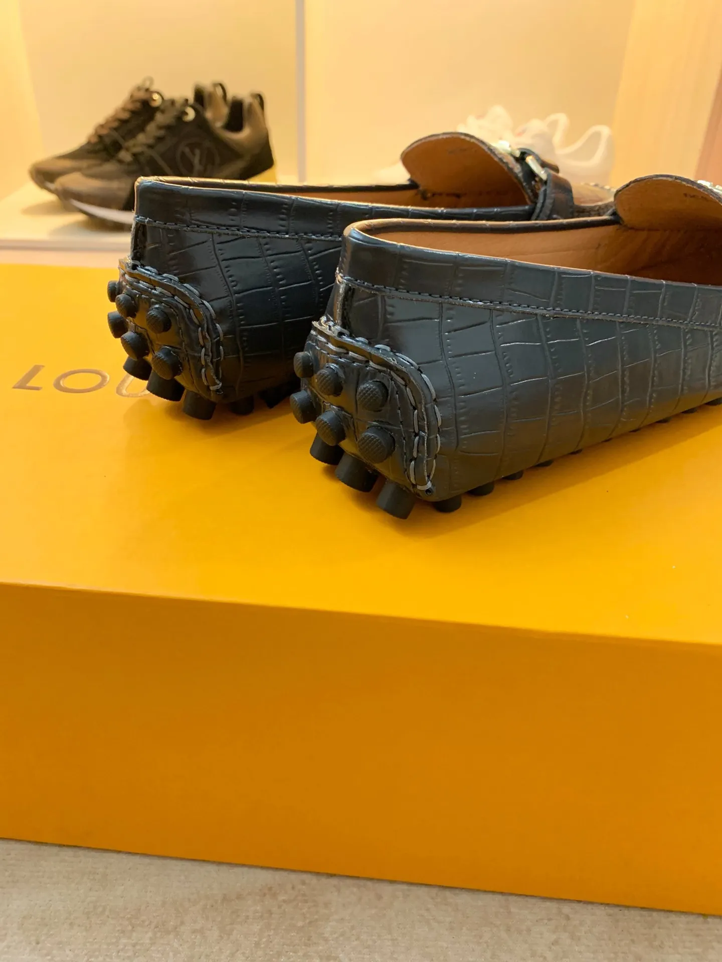 p460💰Couple model❤️🇫🇷 𝙇𝙤𝙪𝙞𝙨 𝙑𝙪𝙞𝙩𝙩𝙤𝙣 🇫🇷Louis Vuitton 2023 Classic𝓛𝓿 𝓣𝓻𝓪𝓲𝓷𝓮𝓻 Sports Series ➪➪➪¯ [Arizona Doudou Shoes Series] ▪️▪️▪️Arizona slip-on shoes are made of Monogram Eclipse canvas. Its hand-painted and dyed edges and hand-sewn uppers fully demonstrate Louis Vuitton's traditional shoemaking craftsmanship. This slip-on shoe is very lightweight. The integrated tongue and upper make it particularly comfortable and flexible. The soft outsole is equipped with rubber padding. Decorated with matching sash. Detailed features: ☑️Monogram Eclipse canvas ☑️Black Eclipse pattern ☑️Hand-painted shoe edges ☑️Hand-sewn uppers (each pair takes time to process) ☑️Integrated tongue and upper construction ☑️Outsole equipped with rubber lining ☑️size: 35_46